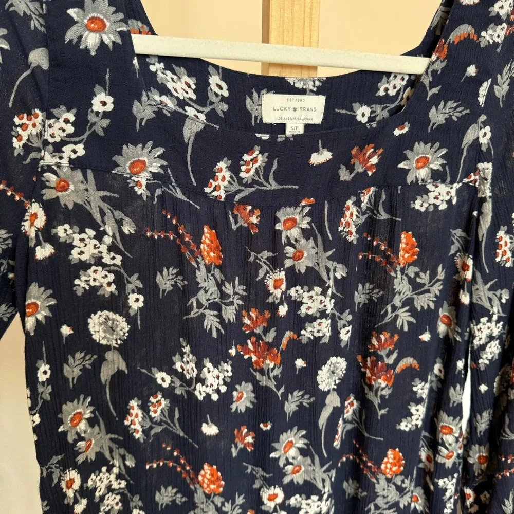 🍀Lucky Brand Smocked Square Neck Top Small *EUC! Navy/Floral - Picture 2 of 7